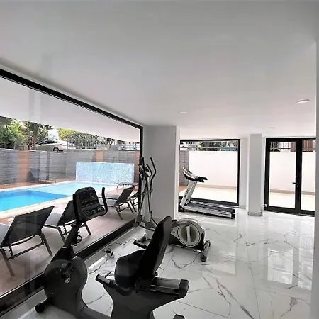 The Yacht Stylish 1 Bedroom Apartment, , Center, 250m To Apartamento