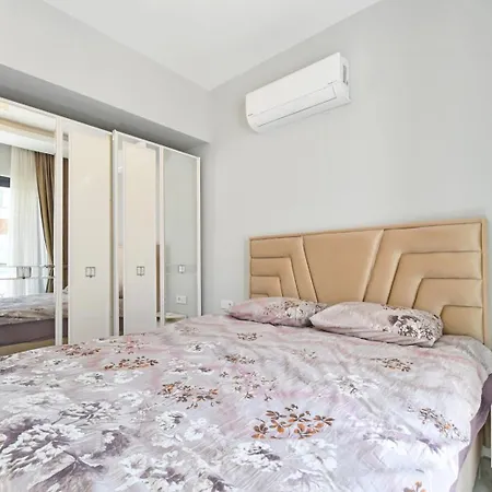 The Yacht Stylish 1 Bedroom Apartment, , Center, 250m To Appartement